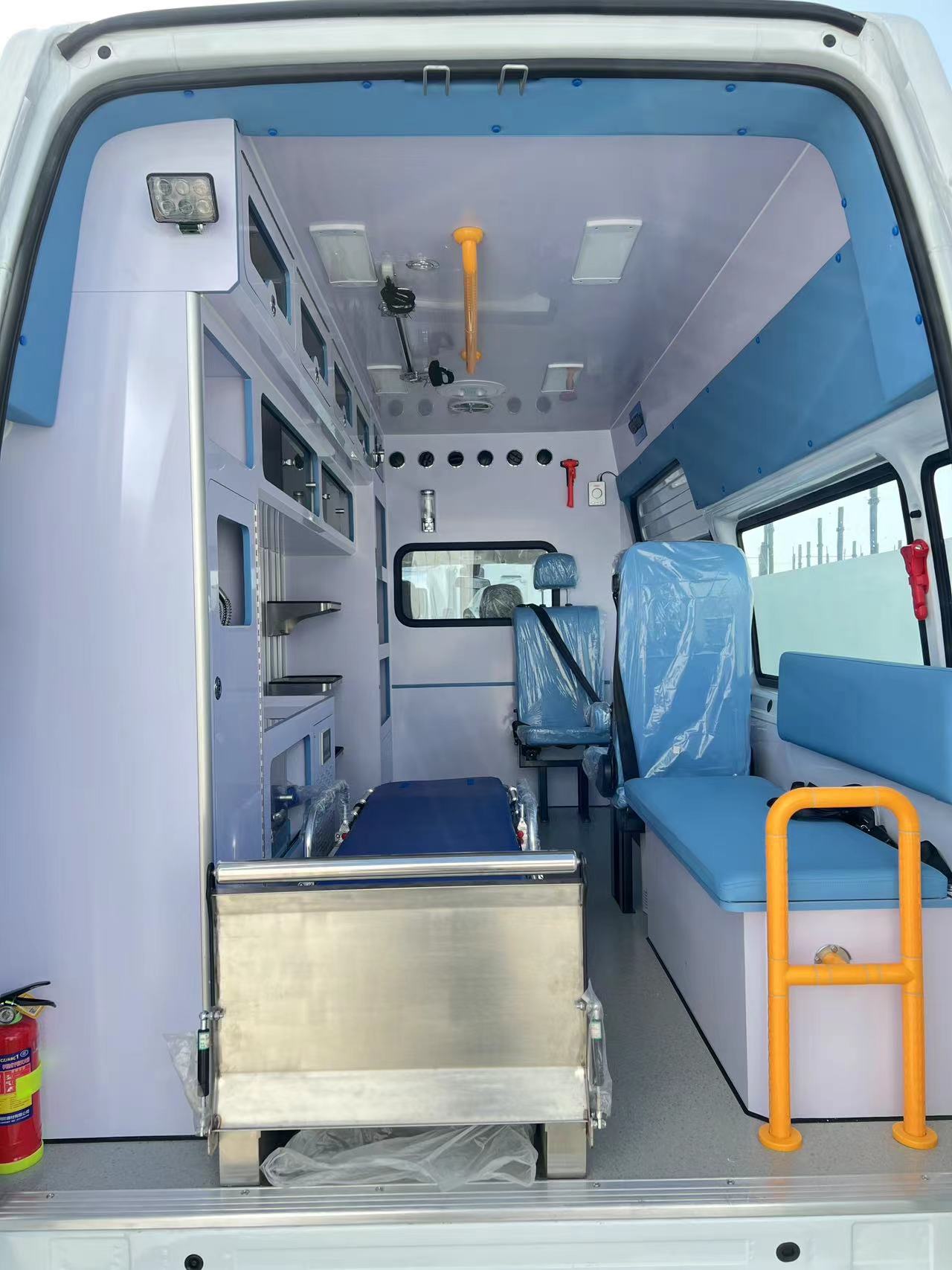 福特V348長軸高頂救護車內(nèi)飾圖片.jpg